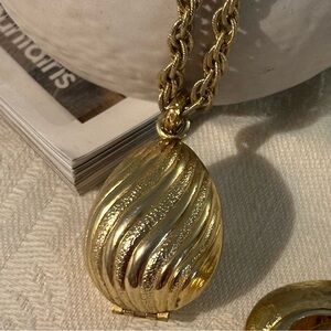Elegant Vintage AVON Gold Pendant Necklace
